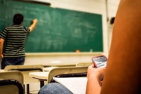 865661-4a-celulares-20en-20escuelas