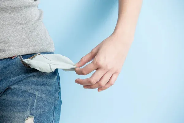 depositphotos_138733388-stock-photo-woman-showing-empty-pocket