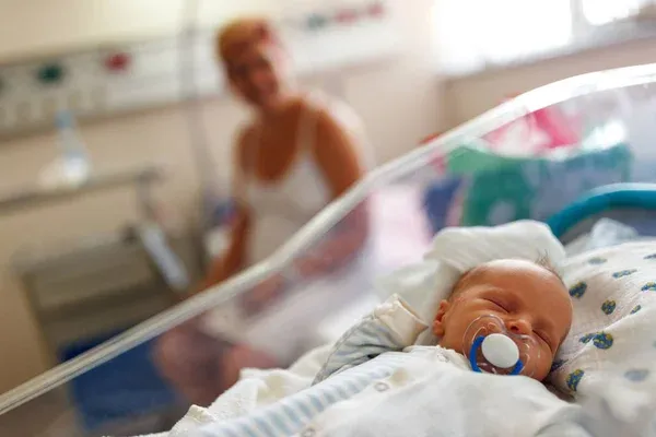 un-informe-alerta-sobre-el-desplome-de-la-natalidad-en-el-pais-nQhY