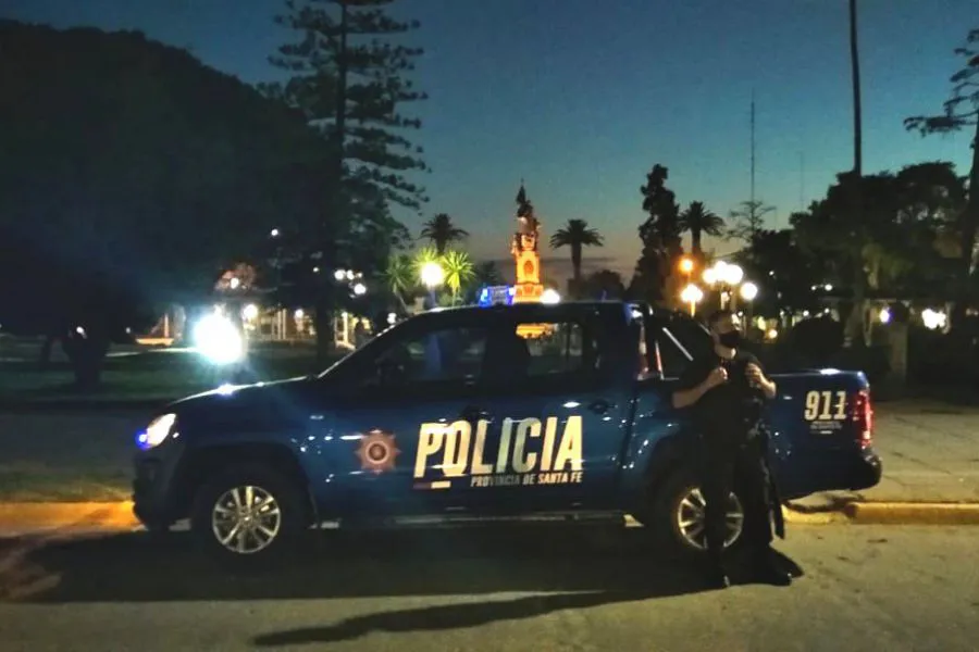 Camioneta-Policial-en-plaza-de-Esperanza