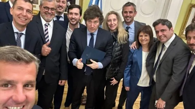 masiva-manifestacion-gremios-contra-la-reforma-jubilatoria-frente-la-legislaturajpg