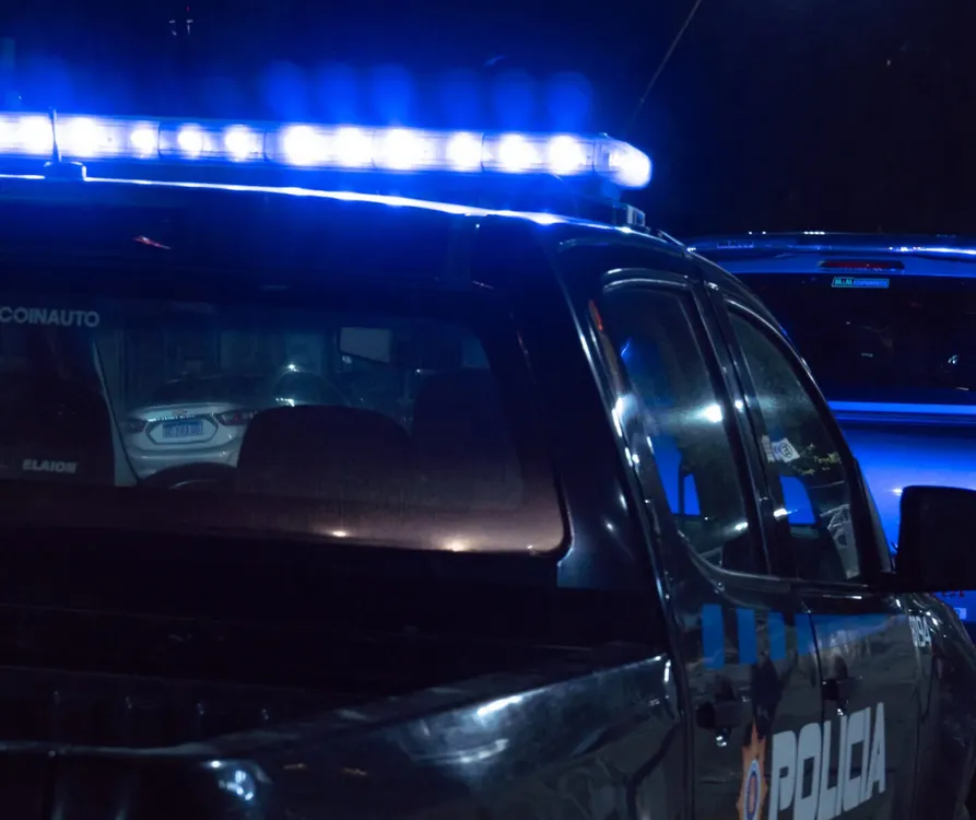 POLICIA-NOCHE-VERTICAL-scaled-e1674732263418