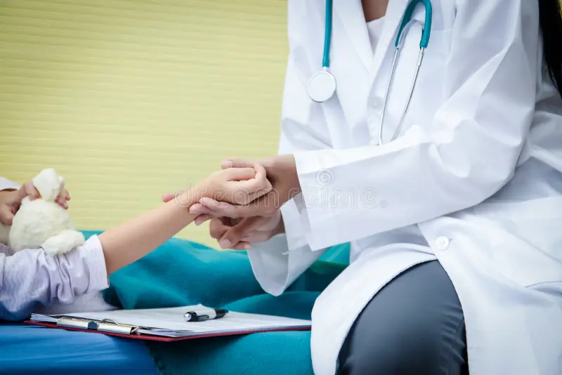 el-doctor-usó-una-mano-para-sostener-pulso-en-la-muñeca-derecha-de-niña-cama-hospital-conceptos-cuidado-los-niños-165998165