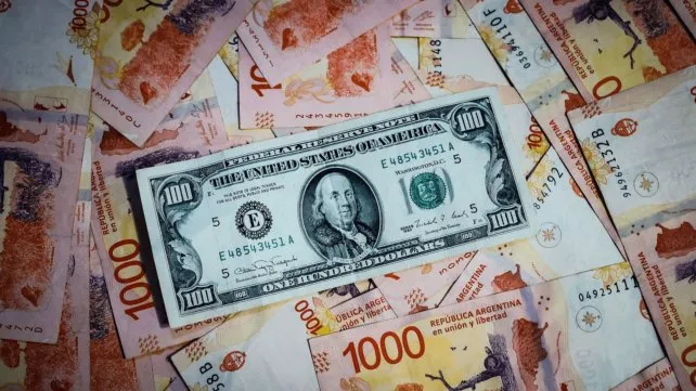 billete-dolar-sobre-billetes-pesos-minpng