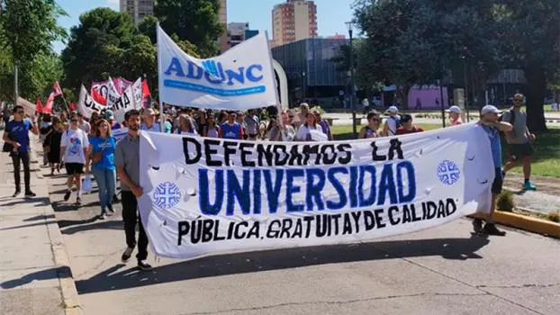 universitarios