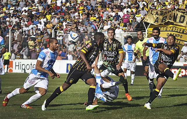 el-sapito-encina-le-pifia-la-pelota-nadie-llega-medio-tanto-desorden-pobre-empate-bahia-blanca-foto-telam