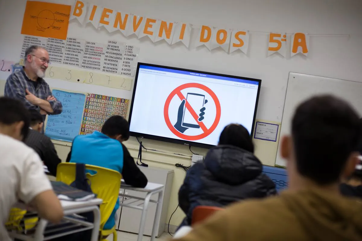 en-las-secundarias-portenas-los-telefonos-y-VXRDL7OBRRGKHHUY6E6POYCRYA