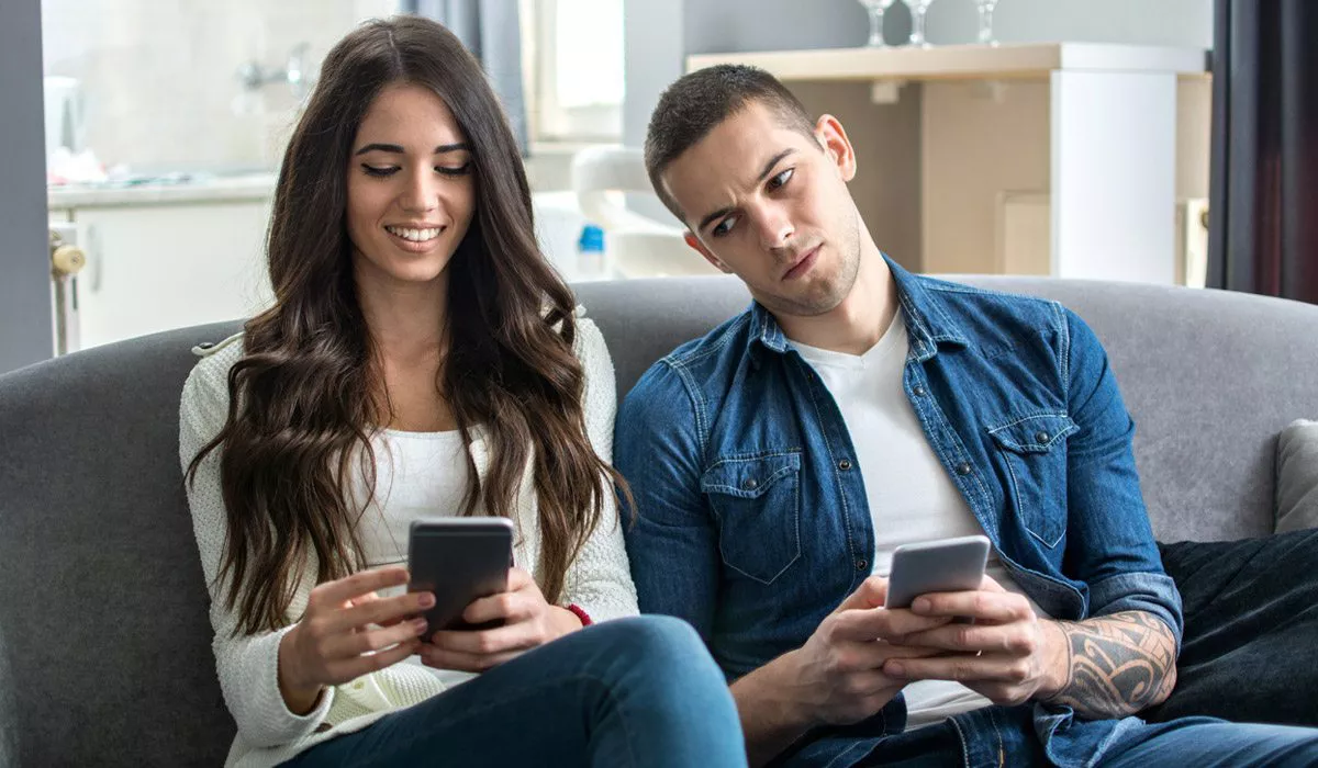 revisar-celular-de-pareja