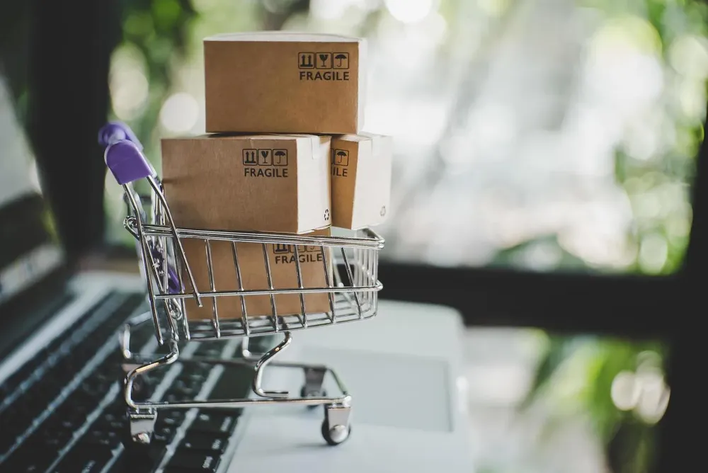 paper-boxes-in-a-trolley-online-shopping-or-e-commerce-concept-free-photo