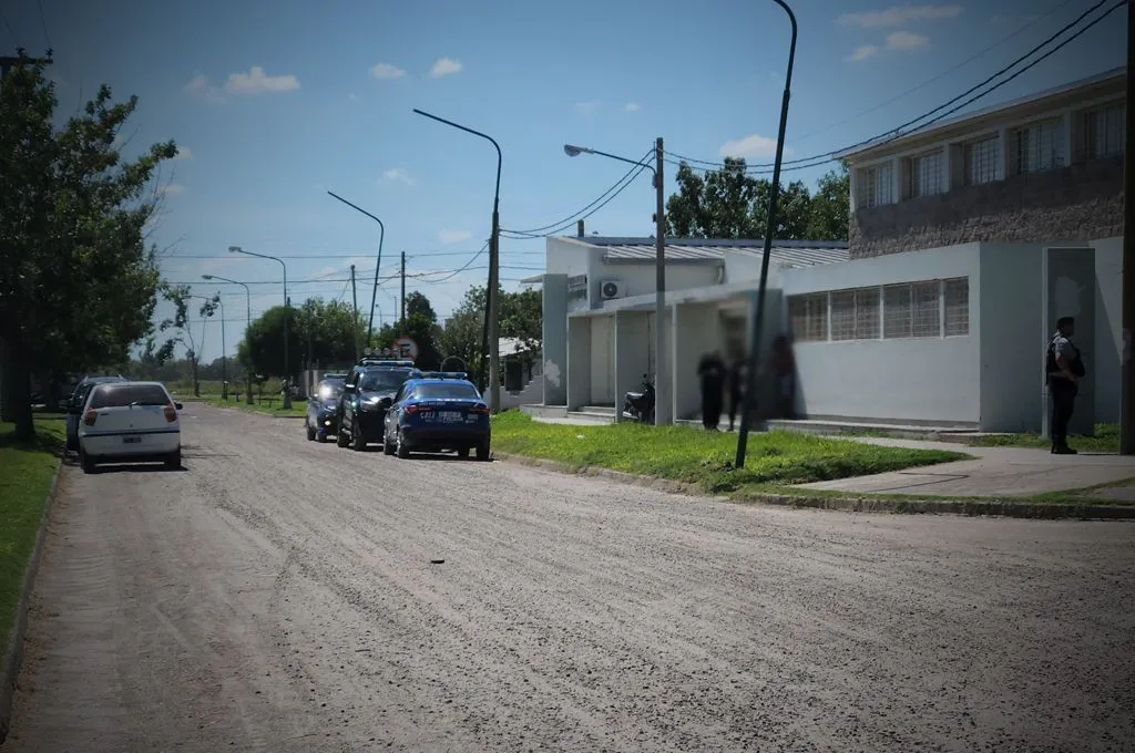 allanamiento_barrio_2_de_abril_despliegue_policial_patrullero_dia