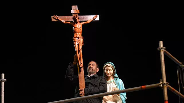 Vía Crucis: El padre Ignacio pidió educar mejor a los hijos para superar la  violencia